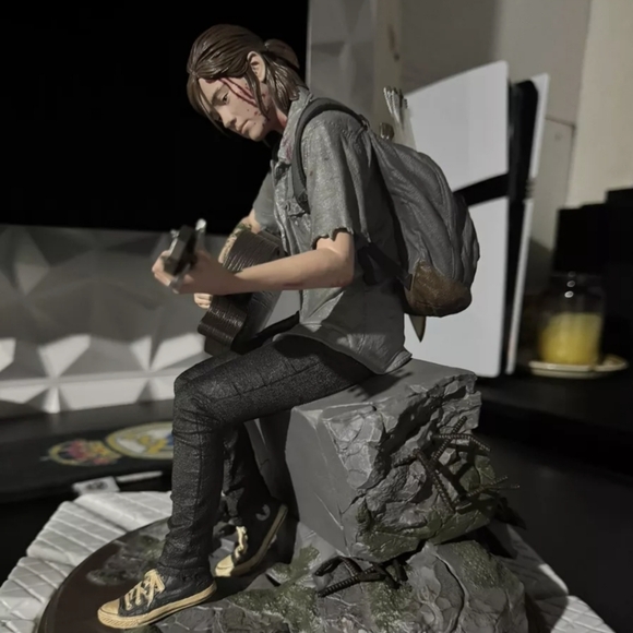 The Last Of Us Part 2 ELLIE Statue from Collector's Edition - New collectible - Picture 8 of 10